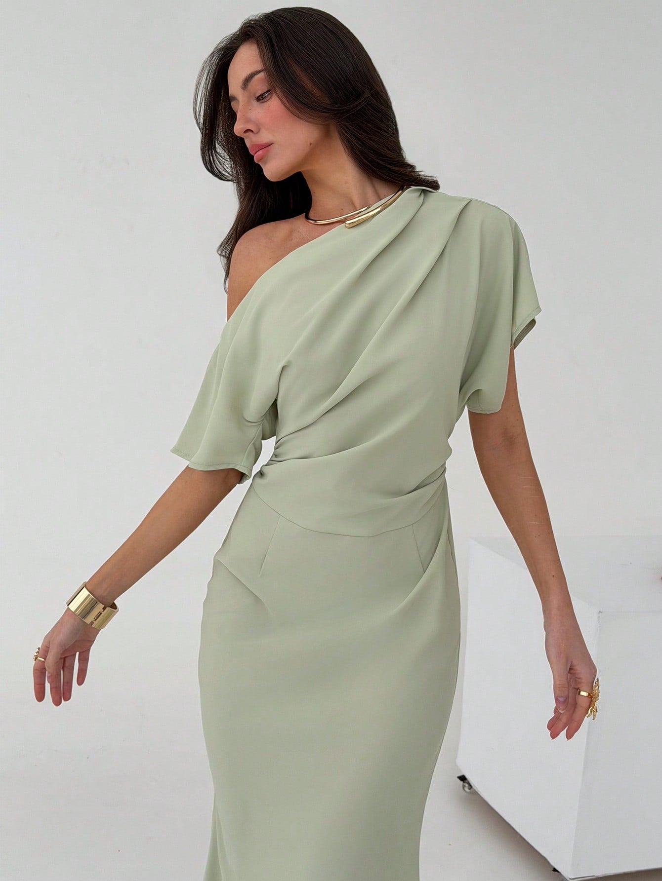 Elegant Mint Green Asymmetrical Shoulder Cinched Waist Long Dress, Suitable For Party And Formal Occasions